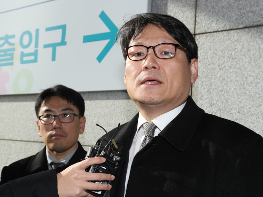 이광철 대통령비서실 민정비서관이 29일 오전 서울 서초구 서울중앙지검으로 출석하고 있다.  연합뉴스